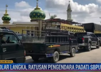 Antrean Mengisi Solar Terlihat di Pekanbaru