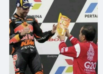 Beredar Foto Jokowi Berikan Minyak Goreng Kemasan ke Juara MotoGP Mandalika Miguel Oliveira?