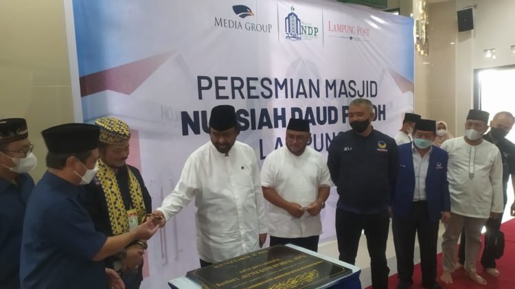 Surya Paloh Resmikan Masjid Nursiah Daud Paloh Lampung