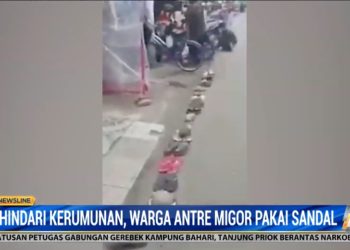 Di Pemalang, Sandal Pun Ikut Antre Minyak Goreng