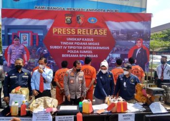 Polda Sumsel Amankan 108 Ton Solar Oplosan dari Gudang Minyak Ilegal