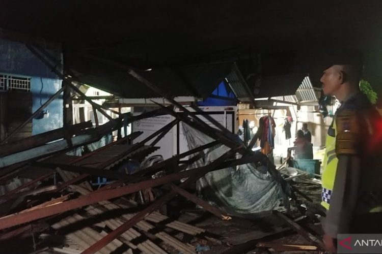 Angin Puting Beliung Rusak Puluhan Rumah di Padang