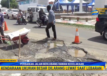 Polres Tambal Jalan Berlubang di Bengkul