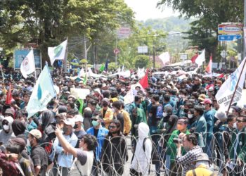 Massa Aksi Demo Mahasiswa Kecewa Kantor DPRD Dipagari Kawat Berduri