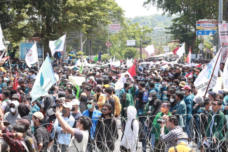 Massa Aksi Demo Mahasiswa Kecewa Kantor DPRD Dipagari Kawat Berduri