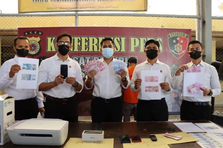 Pasutri Pencetak dan Pengedar Uang Palsu di Aceh Besar Ditangkap