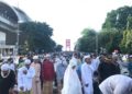 Warga Palembang Antusias Salat Id di Jembatan Ampera