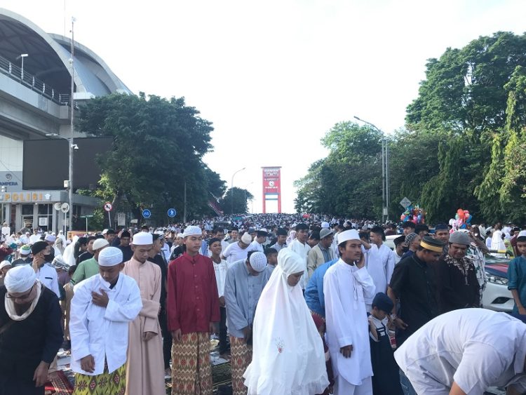 Warga Palembang Antusias Salat Id di Jembatan Ampera