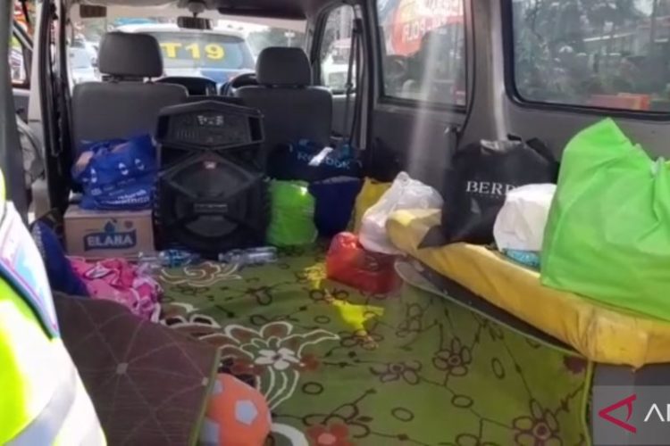 Akal Bulus Bebas Kemacetan, Ambulans Berisi Wisatawan Trabas One Way