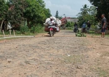 Jalan di Desa Rulunghelok Tak Pernah Mulus