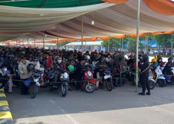 Ribuan Pemudik Bersepeda Motor Padati Pelabuhan Bakauheni