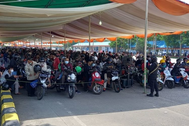 Ribuan Pemudik Bersepeda Motor Padati Pelabuhan Bakauheni