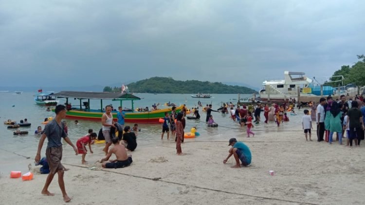 Wisata Pantai Pesawaran Sedot 50-an Ribu Wisatawan Selama Libur Lebaran