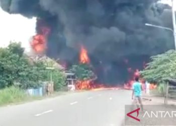 Tabrak 3 Rumah Mobil Pengangkut BBM Terbakar