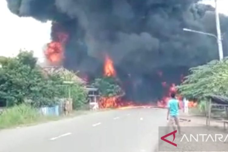 Tabrak 3 Rumah Mobil Pengangkut BBM Terbakar