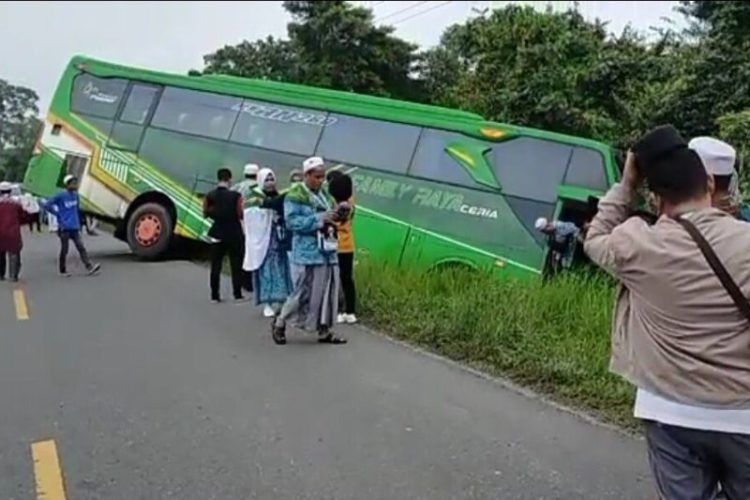 Bus Pembawa Rombongan CJH Asal Jambi Kecelakaan