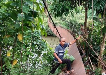 Warga Pasenan Tetap Gunakan Jembatan Ambrol Menuju Kebun