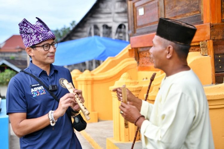 Menparekraf Sandiaga Uno Apresiasi Perajin Saluang di Sumbar