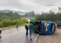 Senggol Motor, Minibus Terbalik di Jalur Solok-Padang, 8 Penumpang Luka-luka