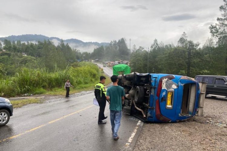 Senggol Motor, Minibus Terbalik di Jalur Solok-Padang, 8 Penumpang Luka-luka