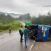 Senggol Motor, Minibus Terbalik di Jalur Solok-Padang, 8 Penumpang Luka-luka
