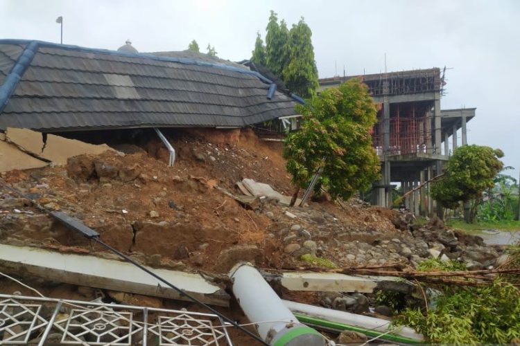 Masjid di Bengkulu Roboh pascahujan Deras dan Longsor