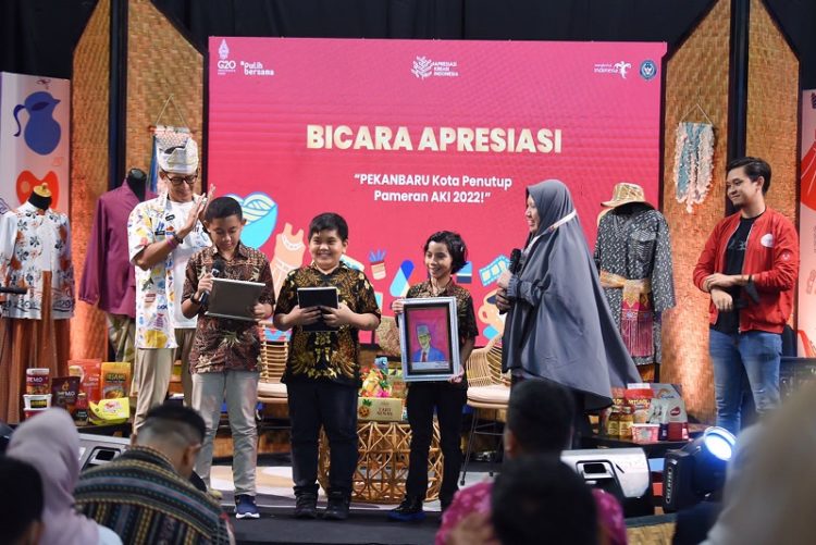 Menparekraf Bantu Sekolah Anak-anak Disabilitas di Pekanbaru
