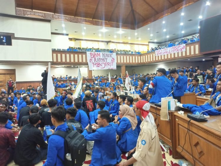 Mahasiswa Desak DPR Aceh Tolak Kenaikan Harga BBM