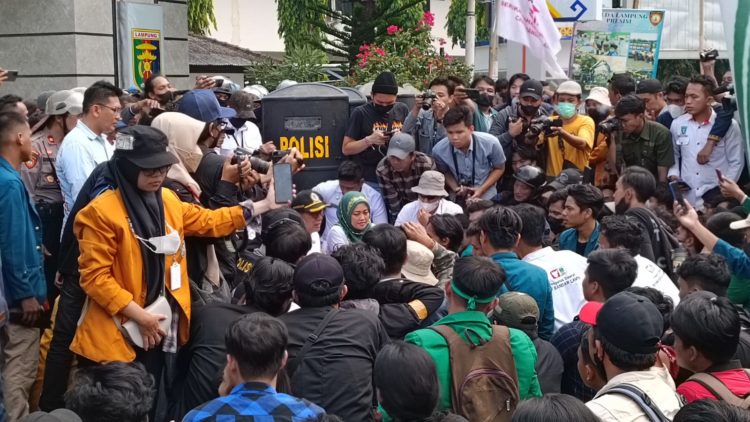 Ribuan Massa Aksi Datangi Gedung DPRD Lampung