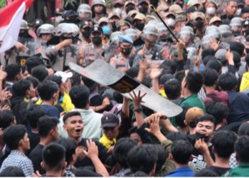 Demo Penaikan BBM di Bandar Lampung Ricuh, Mahasiswa dan Petugas Saling Berebut Tameng