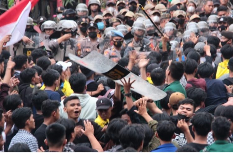 Demo Penaikan BBM di Bandar Lampung Ricuh, Mahasiswa dan Petugas Saling Berebut Tameng
