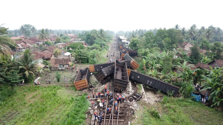 Dua Kereta Babaranjang Tabrakan di Stasiun Rengas Lamteng