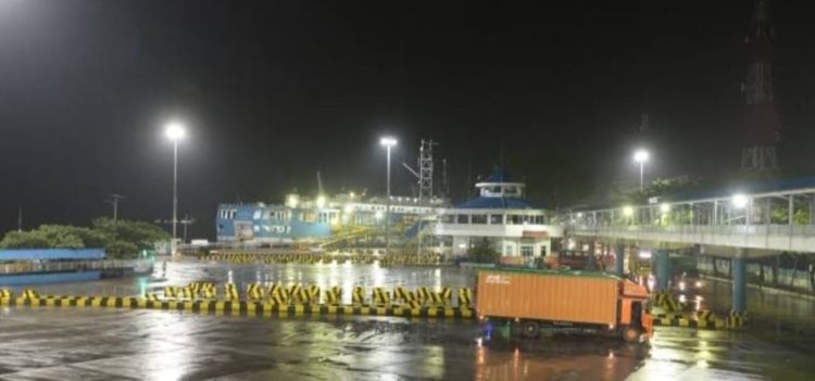 Cuaca Buruk Paksa Penyebrangan Merak-Bakauheni Ditutup