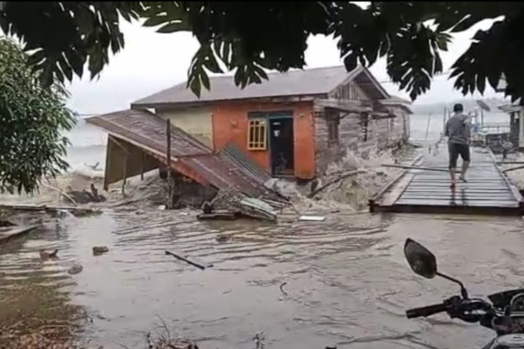 Gelombang dan Angin Kencang Rusak Rumah Warga di Lingga