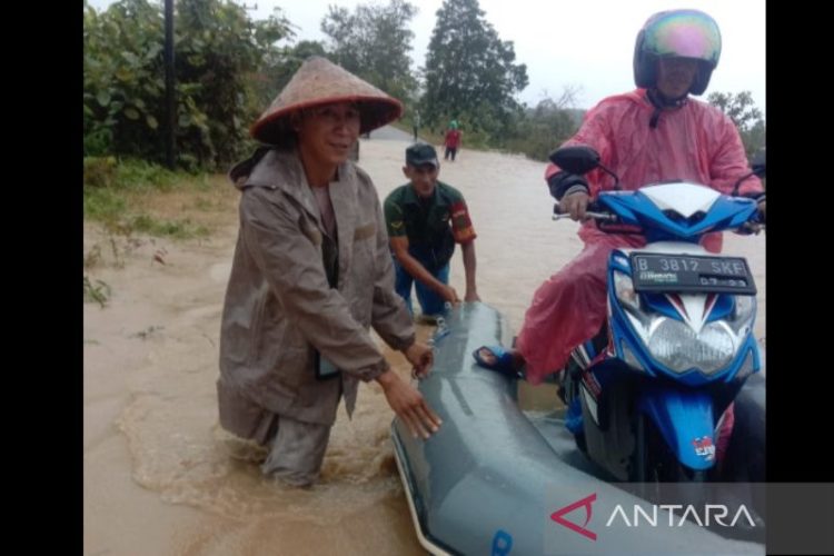 Warga Terdampak Banjir di Parittiga Bangka Dievakuasi