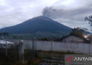 GunungKerinci Erupsi, Lontarkan Abu Setinggi 900 Meter