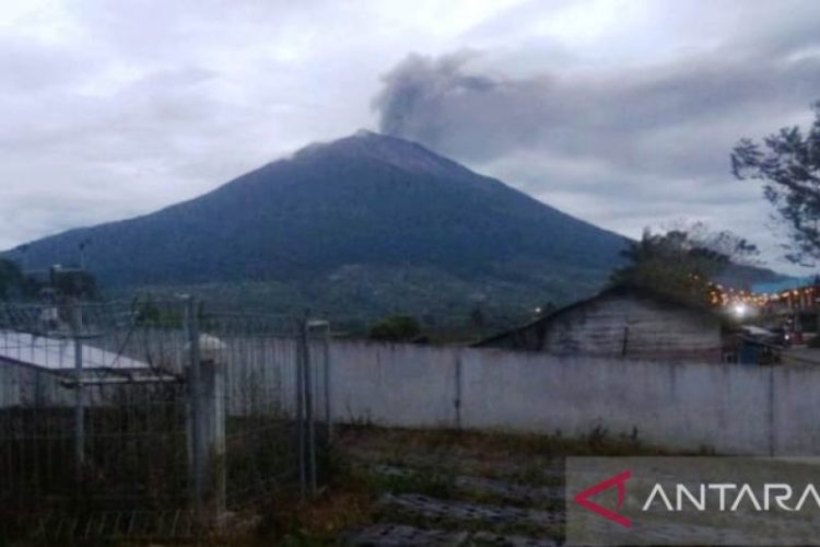 GunungKerinci Erupsi, Lontarkan Abu Setinggi 900 Meter
