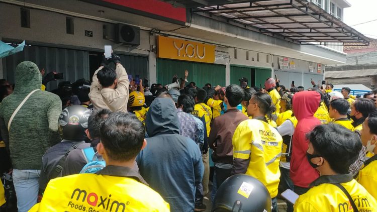 Akun Diblokir, Ratusan Driver Maksim di Lampung Demo