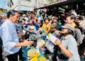 Tinjau Pasar di Dumai, Presiden Jokowi Bagikan Bantuan