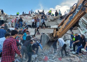 Gempa 7,4 Mangnitudo di Turki Tewaskan 284 Orang dan 2.323 Luka 