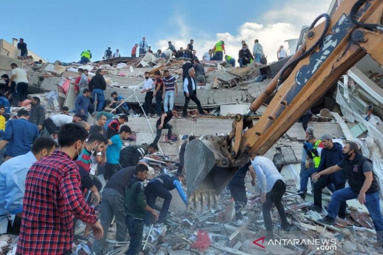 Gempa 7,4 Mangnitudo di Turki Tewaskan 284 Orang dan 2.323 Luka