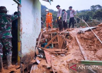 Gubernur Kepri Tinjau Korban Longsor Natuna di Rumah Sakit