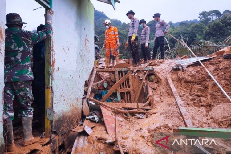 Gubernur Kepri Tinjau Korban Longsor Natuna di Rumah Sakit