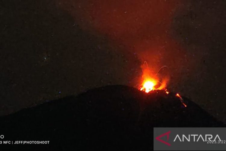 Gunung Ile Lewotolok Erupsi Ciptakan Kolom Abu Hingga 500 Meter