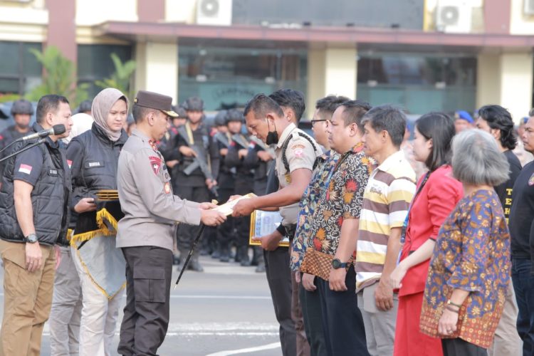 Polda Lampung Beri Penghargaan Enam Pegawai Bank yang Gagalkan Perampokan