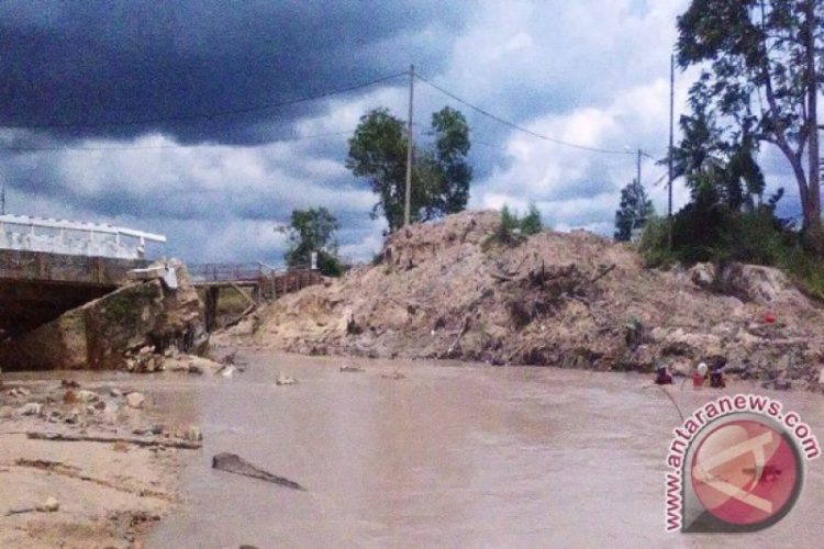 Babel Keruk Alur Kapal Nelayan di Sungai Jelitik