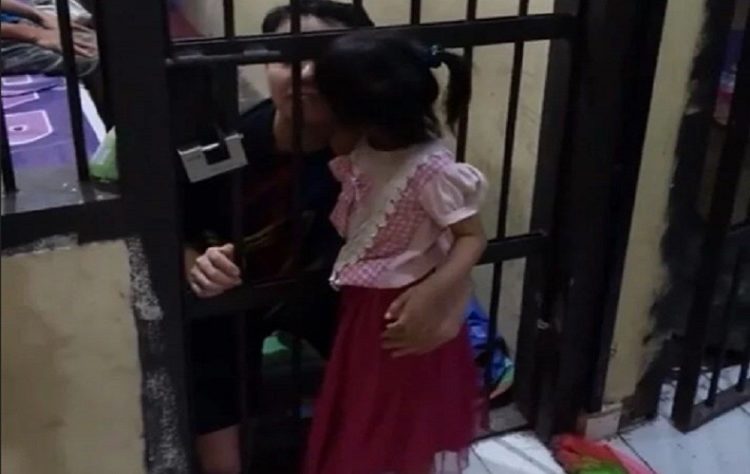 Polisi di Jambi Buka Pintu Sel Agar Tahanan Bisa Peluk Anaknya