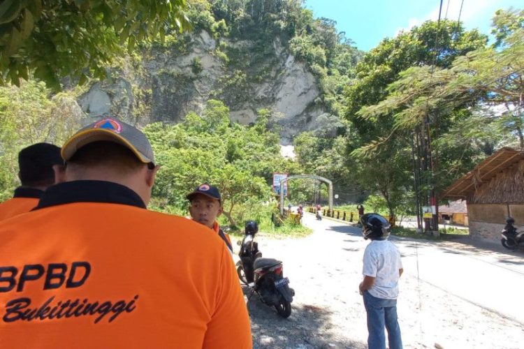 Tebing Ngarai Sianok Bukittinggi Longsor Usai Digetarkan Gempa