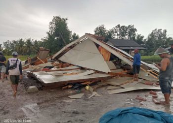 Angin Puting Beliung Proak Porandakan Rumah Warga