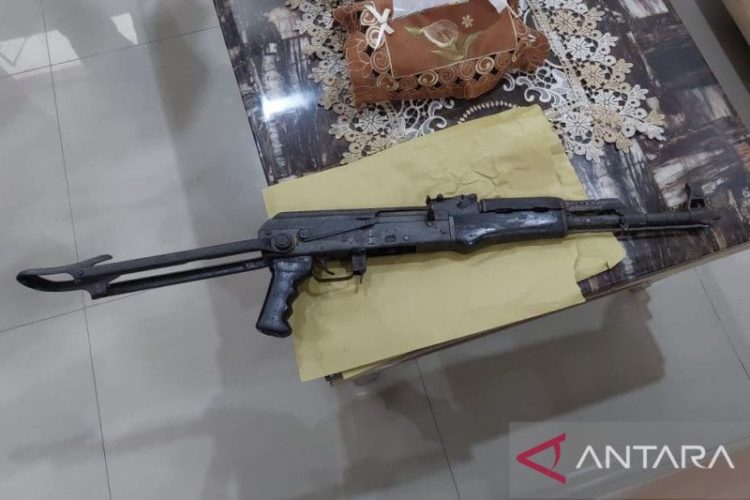 Warga Aceh Tamiang Serahkan Senpi AK-56 Sisa Konflik ke Polisi